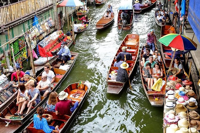 Marché flottant en long-tail boat