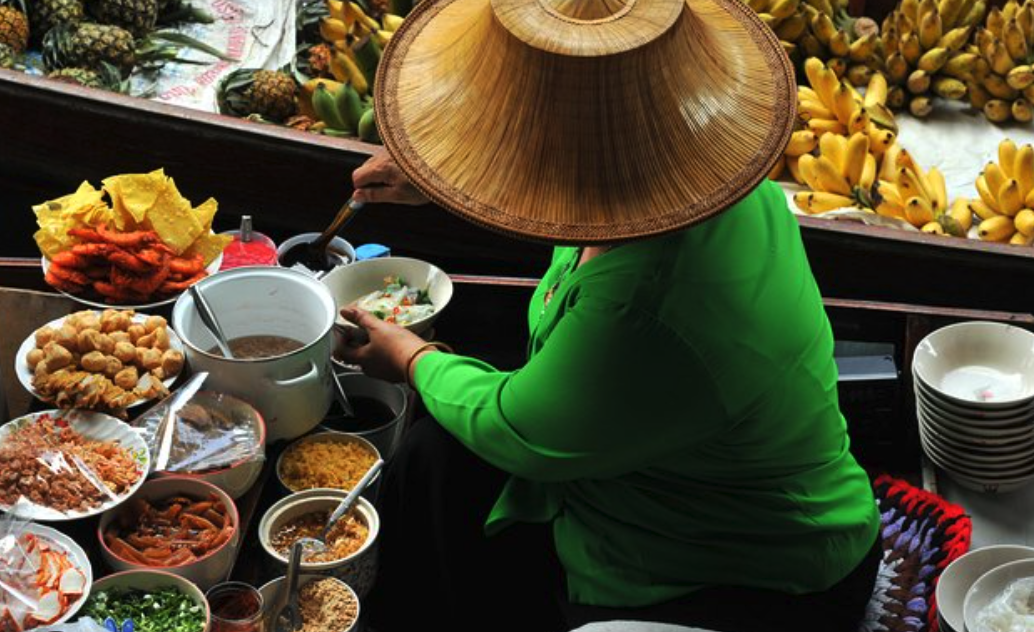 Petit déjeuner traditionnel dans le quartier du marché